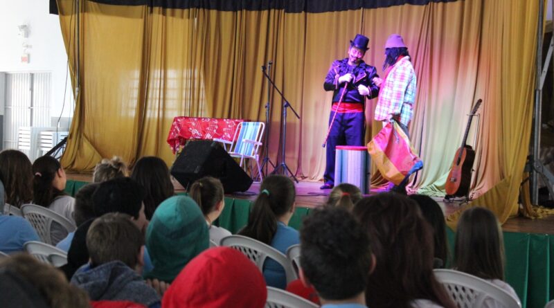 Peça teatral abordou destinação adequada do lixo orgânico e do reciclável