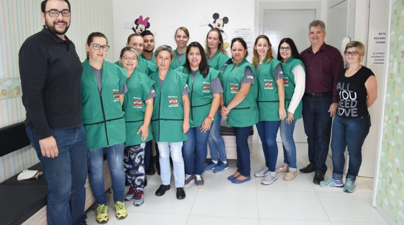 Prefeito Lírio e Secretário Davi realizaram a entrega do novo uniforme às agentes