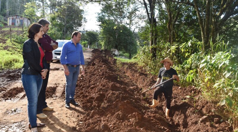 Obras da rede de abastecimento de água iniciaram na última semana e foram acompanhadas pelo Prefeito em Exercício, Adriano Bortolanza