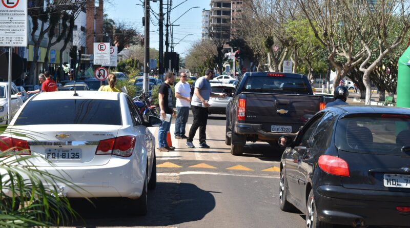 Ação propiciou distribuição de cartilhas educativas a pedestres e motoristas