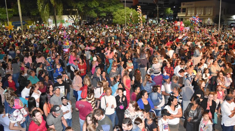 Milhares de pessoas se concentraram na Praça Frei Bruno para a abertura das festividades de Natal 2018