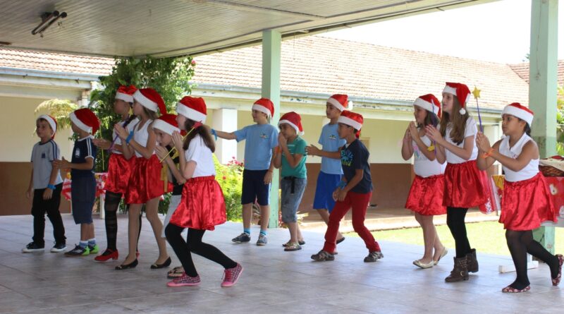 Alunos fizeram apresentações diversas para os familiares