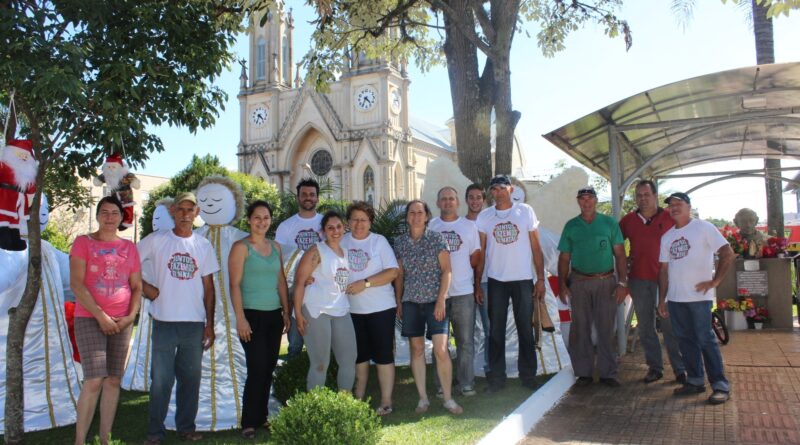 Equipe de voluntários que trabalham na finalização da decoração