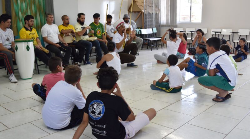 Atividades do Movimento Mandinga Oeste prenderam a atenção das crianças do Ceaca