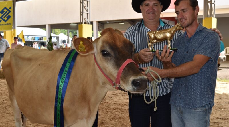 Prefeito Lírio Dagort realizou entrega de troféu ao vencedor da raça Jersey