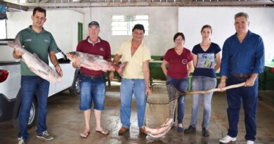 O Prefeito Lírio Dagort e o Engenheiro Agrônomo da Secretaria Municipal de Agricultura e Meio Ambiente, Volnei Dervanoski, visitaram a Feira