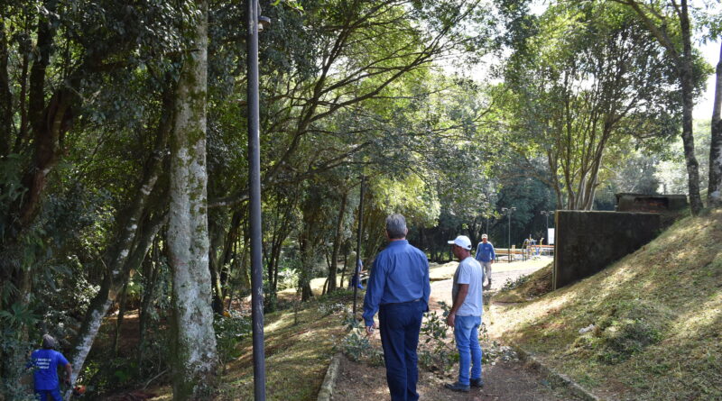 No local, servidores da Secretaria e terceirizados realizam o corte de grama, poda de galhos e recolhimento do lixo