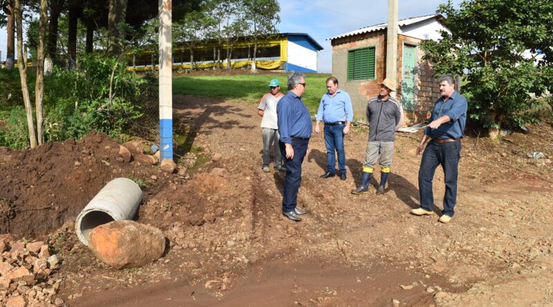 Obras na estrada de acesso à Linha Limeira foram acompanhadas pelo Prefeito Lírio, Vice Adriano e Secretário Amarildo