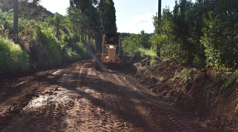 Trabalhos de patrolamento, cascalhamento, limpeza e abertura de vias foram realizados no local