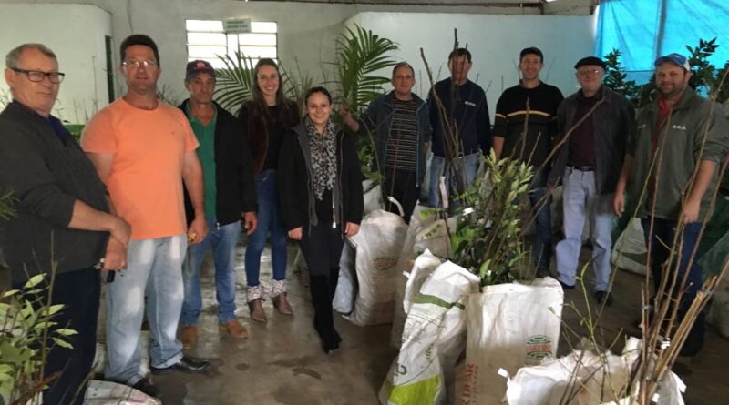 Entrega de mudas frutíferas e ornamentais aconteceu nesta quarta-feira (04)