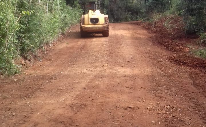 Os serviços contemplaram reabertura da estrada, cascalhamento e patrolamento