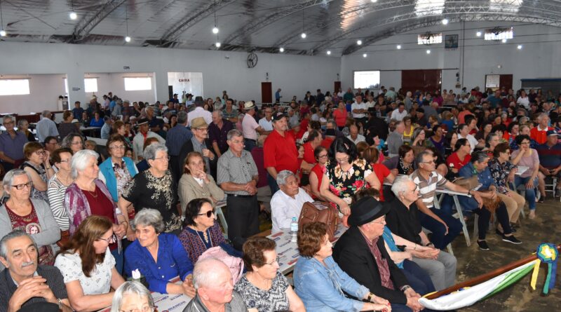 Grupos de idosos da cidade e do interior prestigiaram o evento