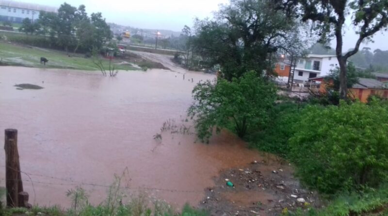 No Bairro Santa Terezinha diversos pontos de alagamentos estão sendo registrados