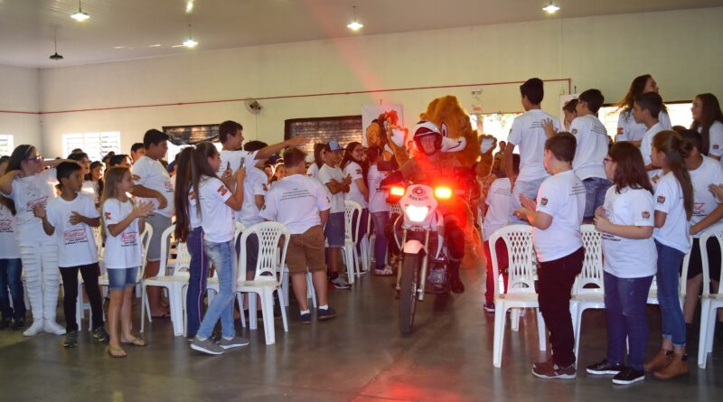 Chegada do leão Daren encantou as crianças e adolescentes