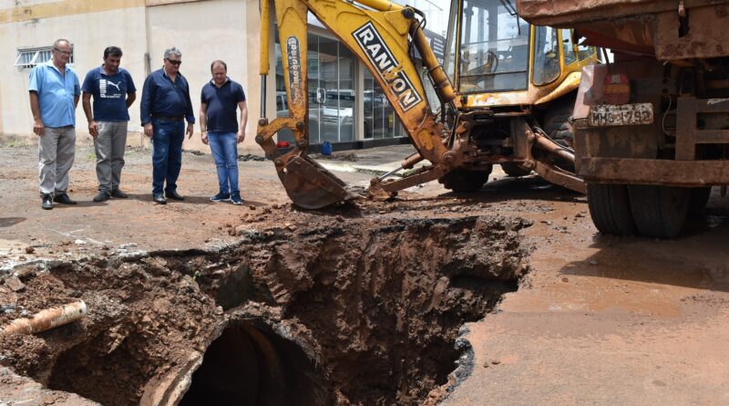 Prefeito e Vice acompanharam serviço de desobstrução da tubulação