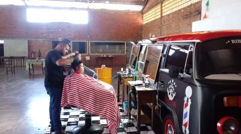 Cortes de cabelo acontecem todas as segundas-feiras no Salão Comunitário do Bairro Santa Terezinha